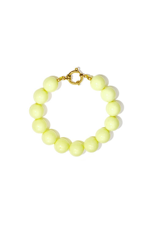 Armband met grote kralen en sluiting aan de voorkant.